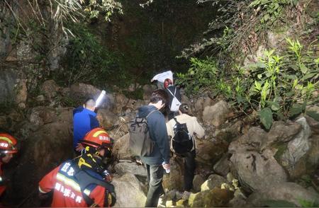 张家界峡谷紧急救援：25名大学生驴友惊险获救