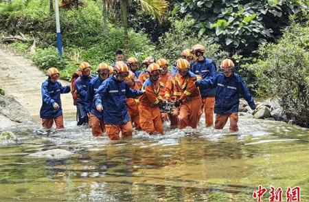 海南吊罗山林区徒步遭遇险境，25人被困引发紧急救援行动