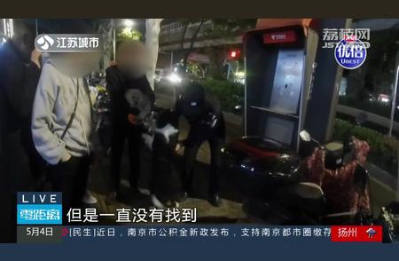 揭秘边牧与警察的街头奇遇：一场别样的拉锯战