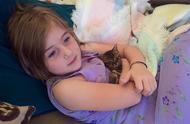 5岁小女孩的爱心之举：救助路边无助的小猫咪