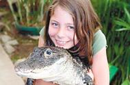 9岁女童赤手空拳征服鳄鱼：勇气与智慧并存