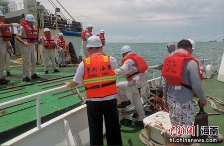 泡沫浮板钓鱼遇险，男子海上漂流十小时终获救