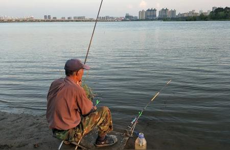 手竿钓鱼：重温最传统的玩法，你试过吗？