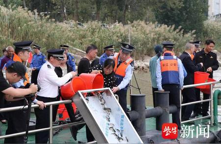 南京江北新区举行大规模禁用渔具销毁活动