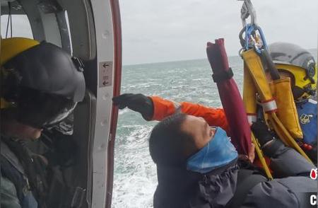大连辽宁海域惊魂：18名钓鱼者遇险，救援直升机紧急出动