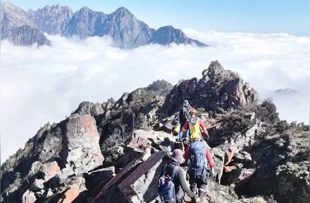 驴友在四川彭州九峰山遇险，救援人员已找到8人