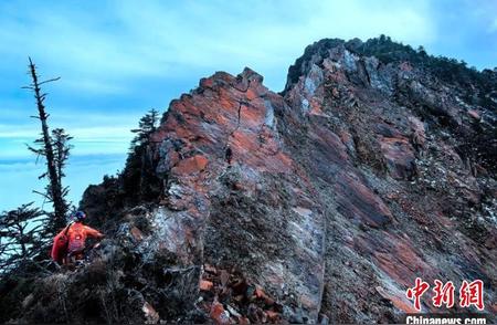 成都九峰山：40小时紧急救援，8名驴友成功脱险