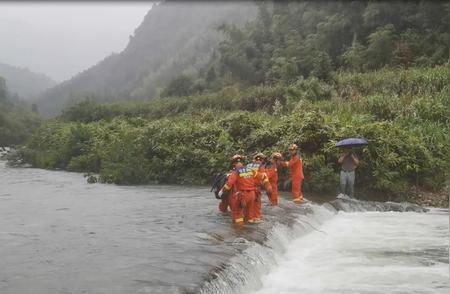 雨中危机！17名驴友山林受困，急需救援！