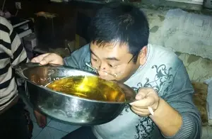 揭秘酒精依赖的十年历程：从第一口酒到深渊