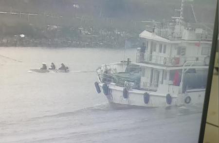 佛山高明：3人驾艇桥区钓鱼，海事人员迅速驱离