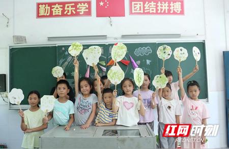 大学生传承非遗技艺，荷叶跃然纸扇间教小学生领略传统文化魅力