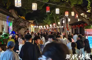 无锡惠山古镇：花灯璀璨国庆夜，游客打卡新热点！