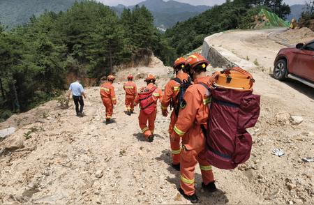 深山中的六名驴友陷入困境，消防员们经过11小时的艰难救援