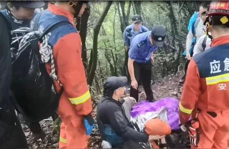 休宁县警民联手，成功营救17名山林迷路的“驴友”