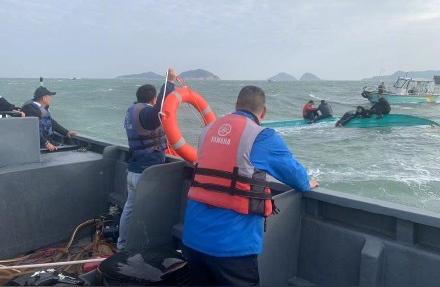 珠海警民联手救起8名广东钓友，他们在海上遭遇大浪翻船