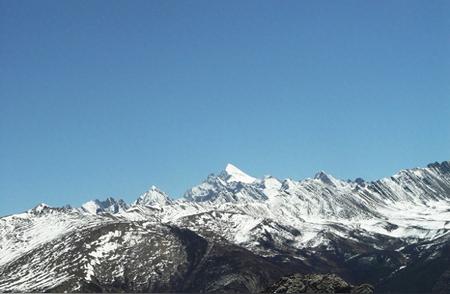 阿坝州雪宝顶：5名驴友违规攀登，2人失联，救援行动正在进行中