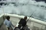 三壮士海上钓鱼遭遇狂风巨浪，钓起的生物令人毛骨悚然