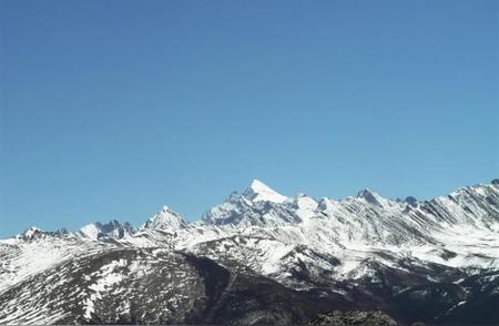 岷山雪宝顶失联驴友：百人搜救三轮后暂停，天气原因成难题