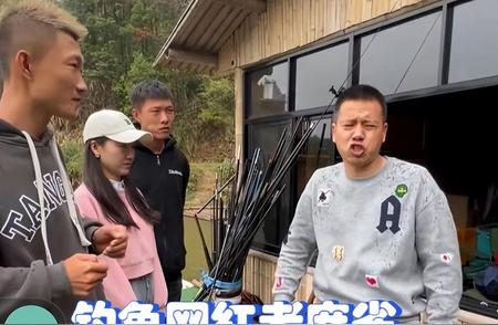 钓鱼界风云变幻，钓王邓刚面临挑战，“老麻雀”巧妙运用流量抢占先机