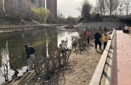 河边钓鱼者聚集，下护坡、上汀步，文明垂钓别冒险！