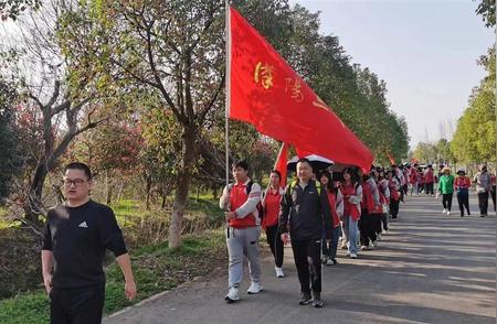 千余名师生徒步挑战20公里，共赴心灵成长之旅