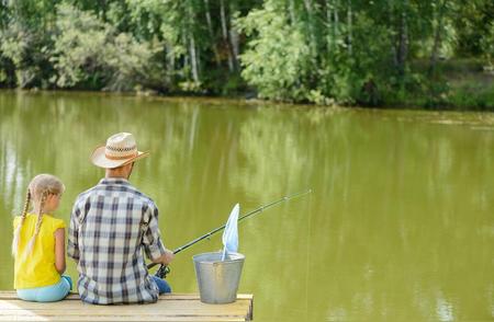 夏季垂钓完全指南：如何在湖中找到最佳钓点