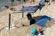 沙滩上的悠闲时光：男子打造海边休闲角落