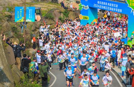 春季探险新选择：体验汶川最美徒步路线，3000人共赴花节之旅