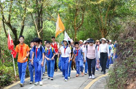 深圳千名小学毕业生徒步20公里庆祝毕业