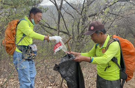环保志愿者20公里徒步清理山区，共背下20袋垃圾