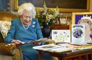 英国女王庆祝70年继位，佩戴父母赠送的胸针，笑容满面，混血小狗亮相