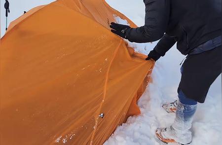 徒步贡嘎山的悲剧：驴友夜遇风雪意外滑落｜深度报道