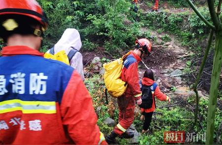 深山遇险：3名探险者受困，孝感消防连夜展开救援