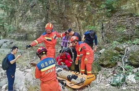 山西陵川警方组织救援力量成功救助坠崖驴友