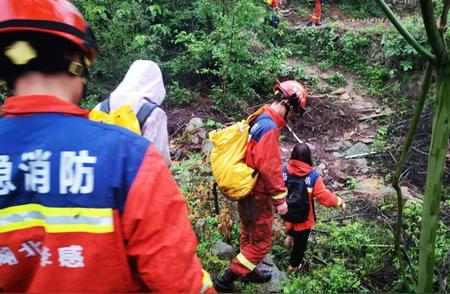 湖北孝昌惊险：三名探险者夜间被困，消防救援行动展开