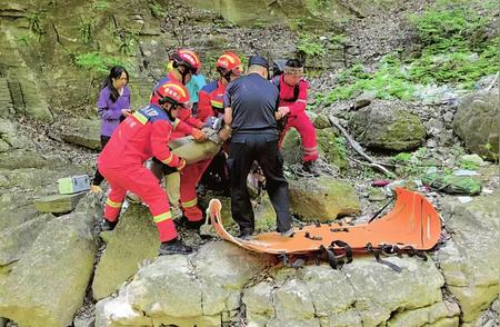 山岳意外：民警消防联手救援坠崖驴友