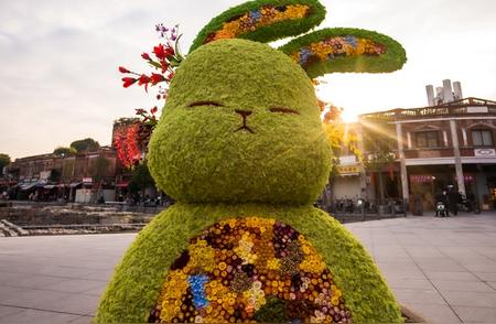 泉州古城迎来巨大兔子雕塑，萌态十足吸引众人目光