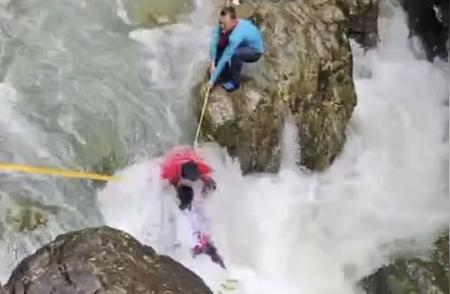 驴友探险遭遇险情：横渡溪水被冲走事件分析