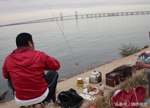 两男子胶州湾出海8小时钓得30多斤海鲈鱼光鱼章鱼，钓鱼苦钓鱼乐