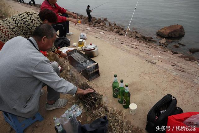 两男子胶州湾出海8小时钓得30多斤海鲈鱼光鱼章鱼，钓鱼苦钓鱼乐