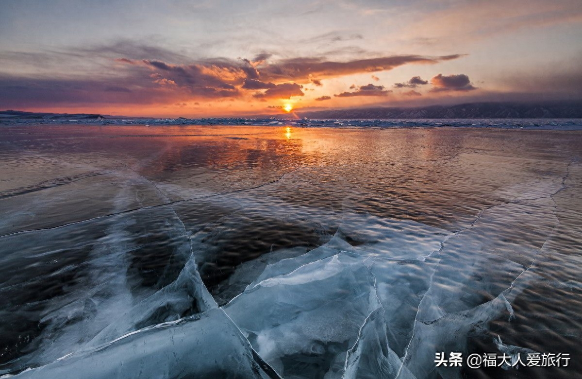 贝加尔湖蓝冰：可能是冰存在的最高境界了，蓝水晶一样美到窒息